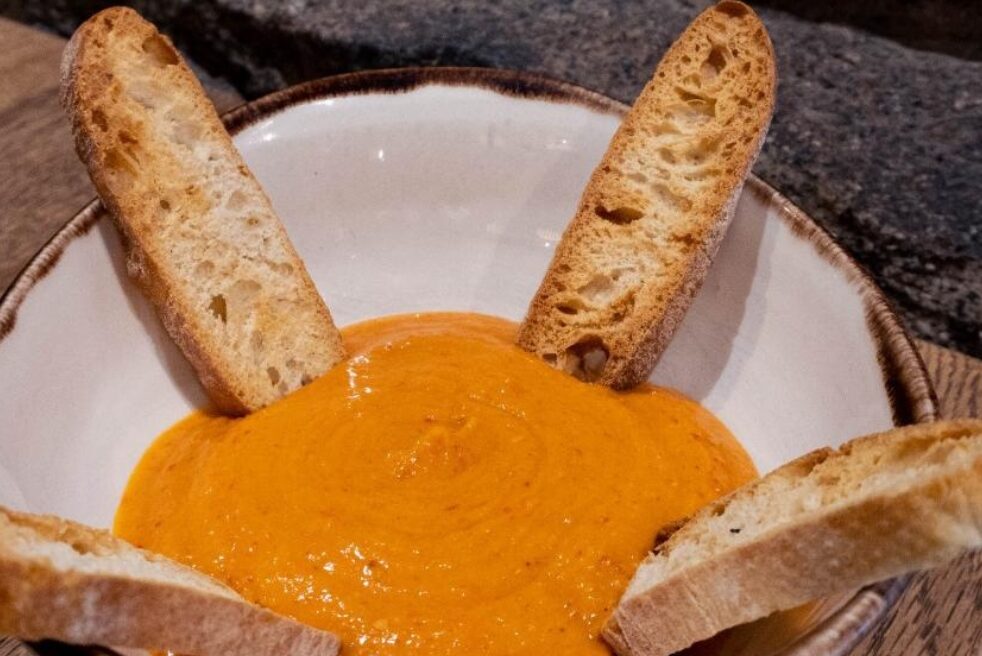 Hummus de pimiento de piquillo de tortilla rusa cordobés